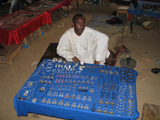 04 Un Artisan Touareg Au Village Artisanal